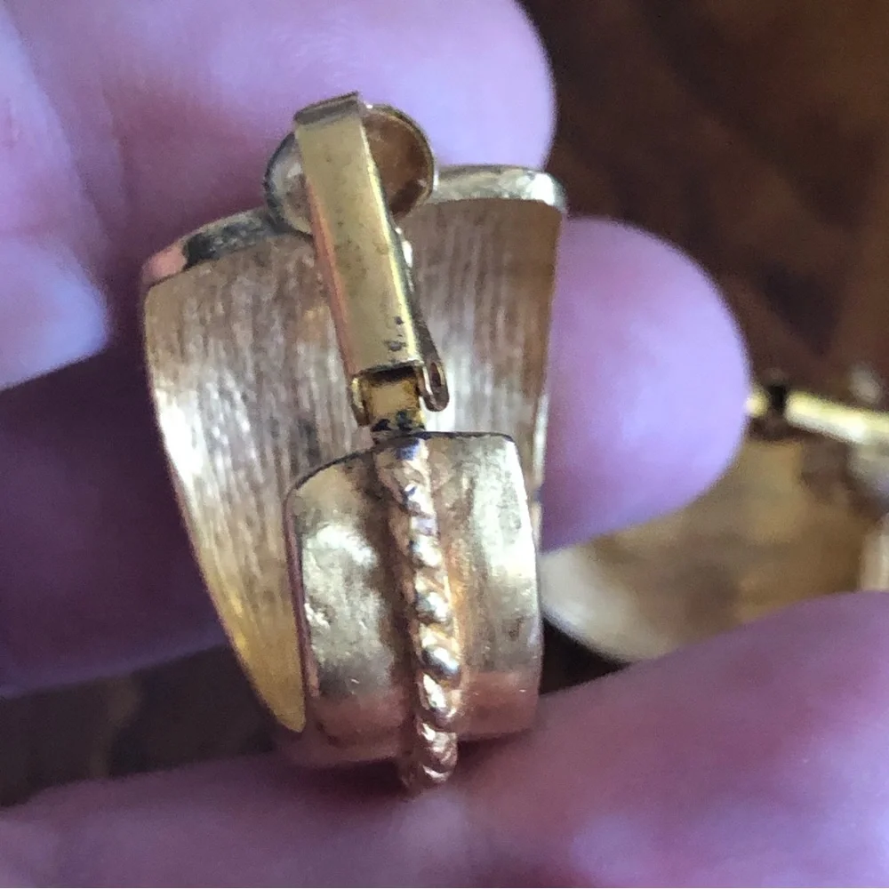 Vintage 70s-80s Kenneth Jay Lane matte gold wide hoop clip on earrings - Picture 11 of 12